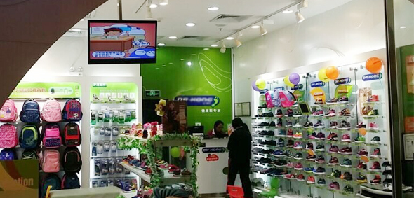 55寸廣告機在兒童專賣店
